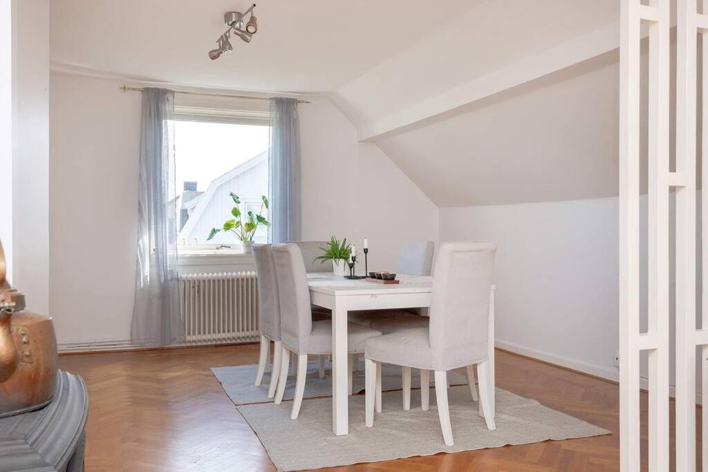 White & Bright Room In A Shared Apartment Gothenburg Exterior photo