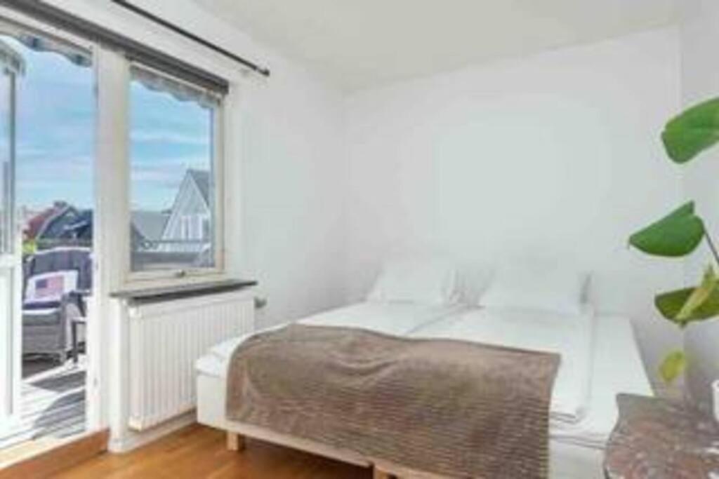 White & Bright Room In A Shared Apartment Gothenburg Exterior photo