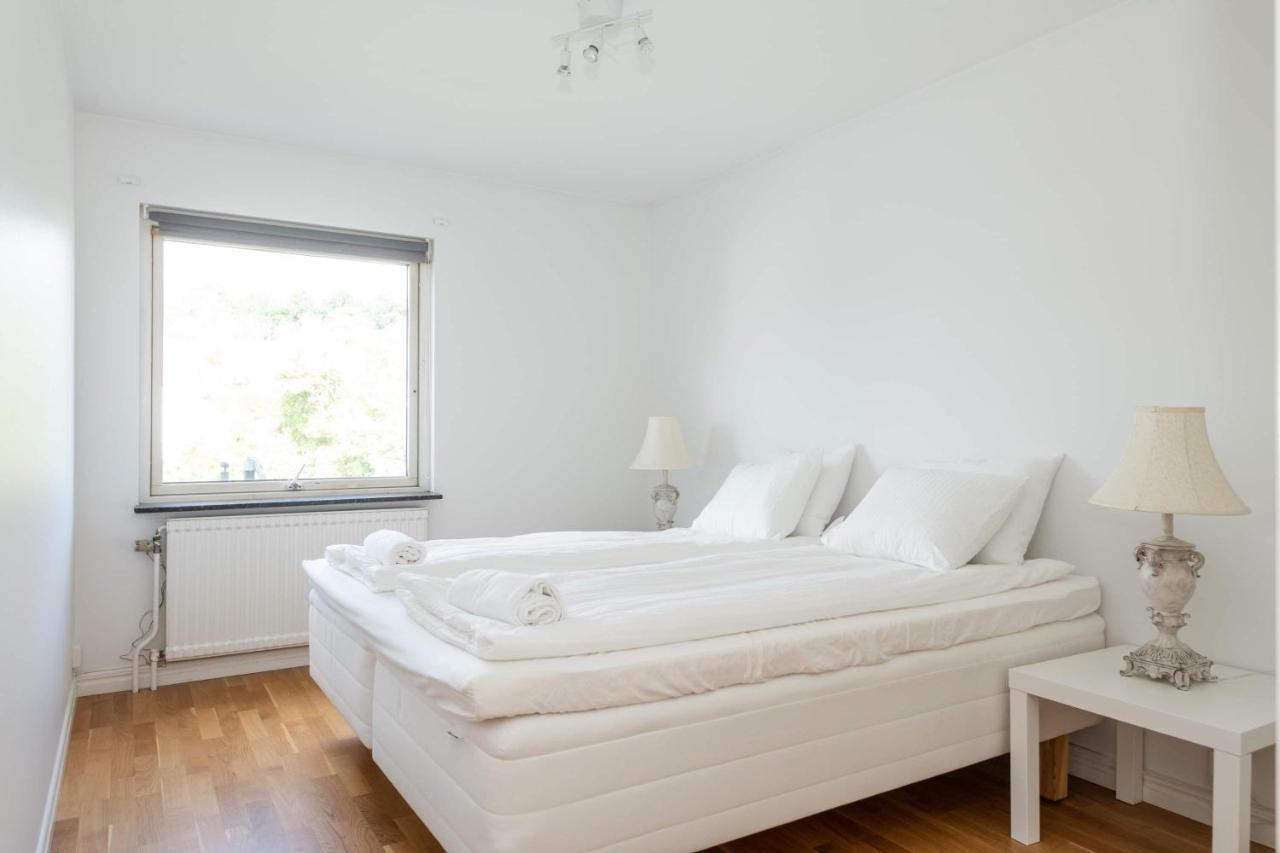 White & Bright Room In A Shared Apartment Gothenburg Exterior photo